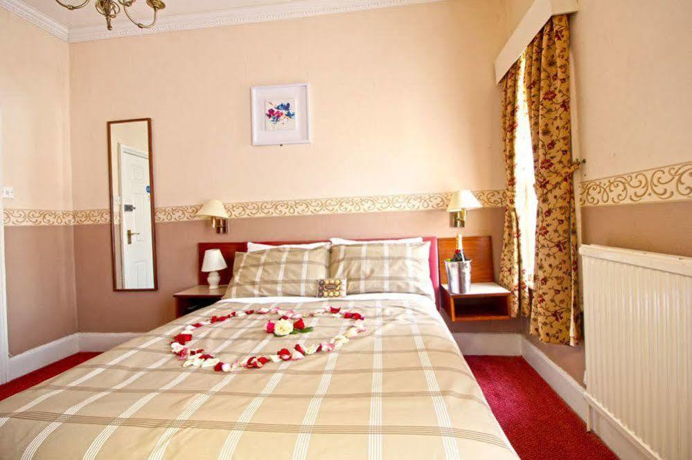 The Columbia Hotel เวลลิงเบรอ ภายนอก รูปภาพ